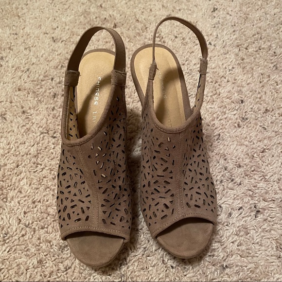 Chinese Laundry eyelet wedges - Picture 3 of 5